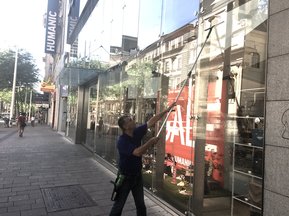 Mitarbeiter beim Reinigen einer Glasfassade
